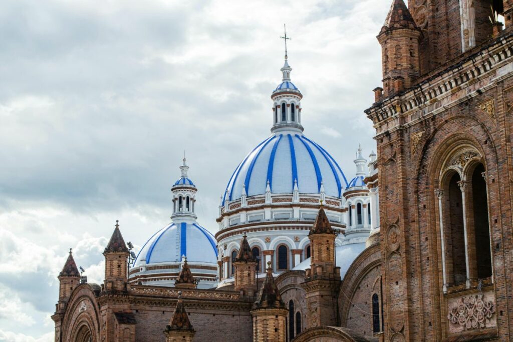 Cuenca es uno de los destinos favoritos de los ecuatorianos en feriados como el de La Batalla de Pichincha. Foto: Pexels