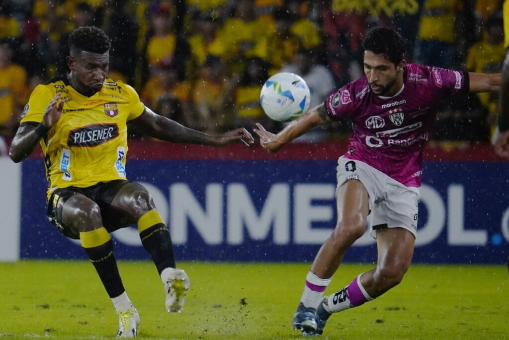 Gustavo Vallecilla de Barcelona SC (izq.) disputa un balón con Jeison Medina de Independiente del Valle (der.).