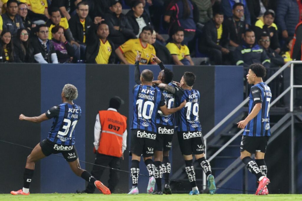 Jugadores de Independiente del Valle celebran su victoria ante Barcelona SC.