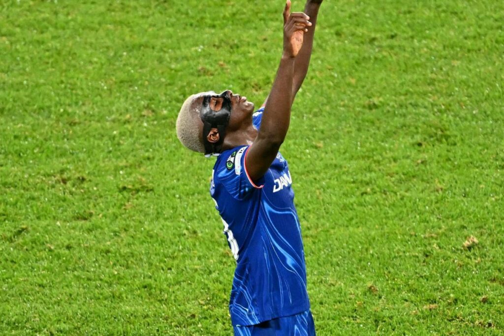 Moisés Caicedo celebra su gol con el Chelsea en la final de la UEFA Conference League.