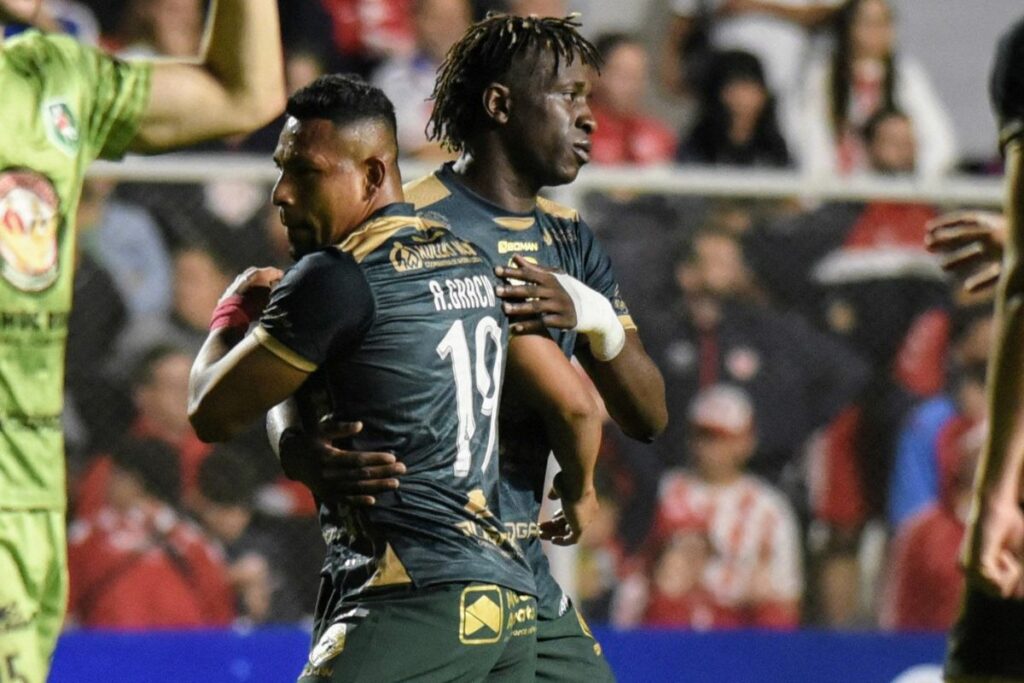 Ángel Gracia y Glendis Mina celebran un triunfo de Mushuc Runa.