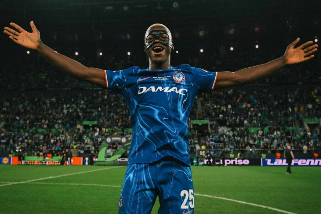 Moisés Caicedo tras haberse coronado campeón de la UEFA Conference League.