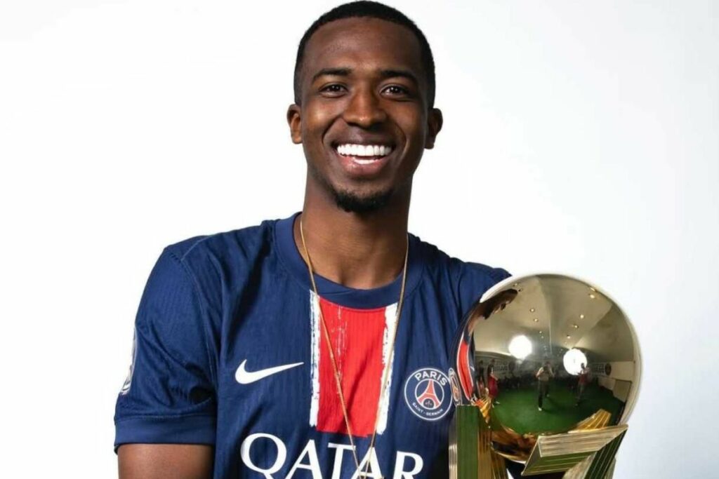 Willian Pacho con uno de sus trofeos con el PSG.