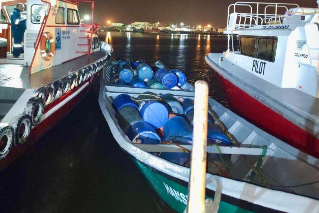 Se incautaron de 3 355 galones de combustible artesanal, en la frontera con Colombia. Foto: Ministerio de Defensa