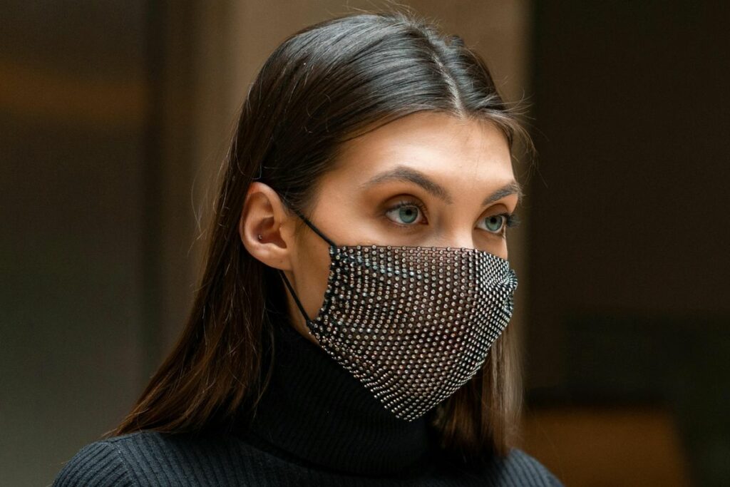 El uso de la mascarilla reduce el riesgo de transmisión de la tosferina. Foto: Pexels