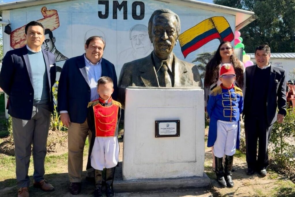 El gerente general, Juan Salvador González, durante la revelación del busto en homenaje a Jorge Mantilla