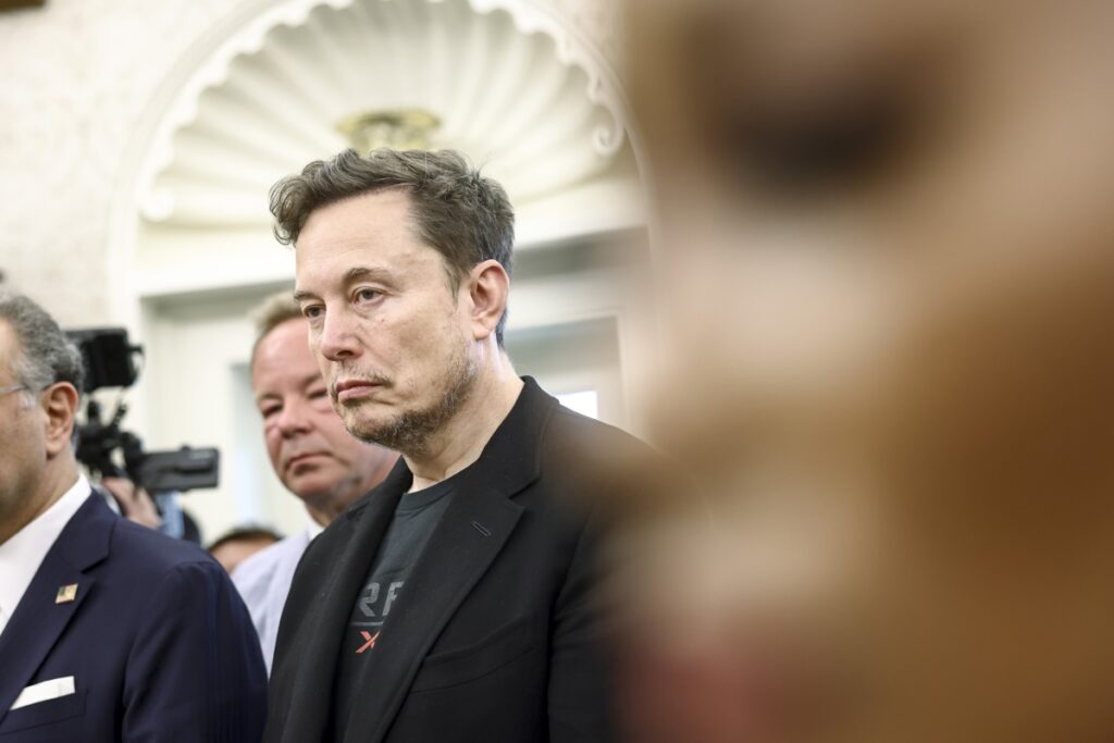 El empresario Elon Musk (derecha).