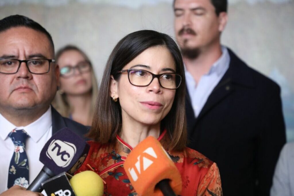 Esther Cuesta durante declaraciones a la prensa.