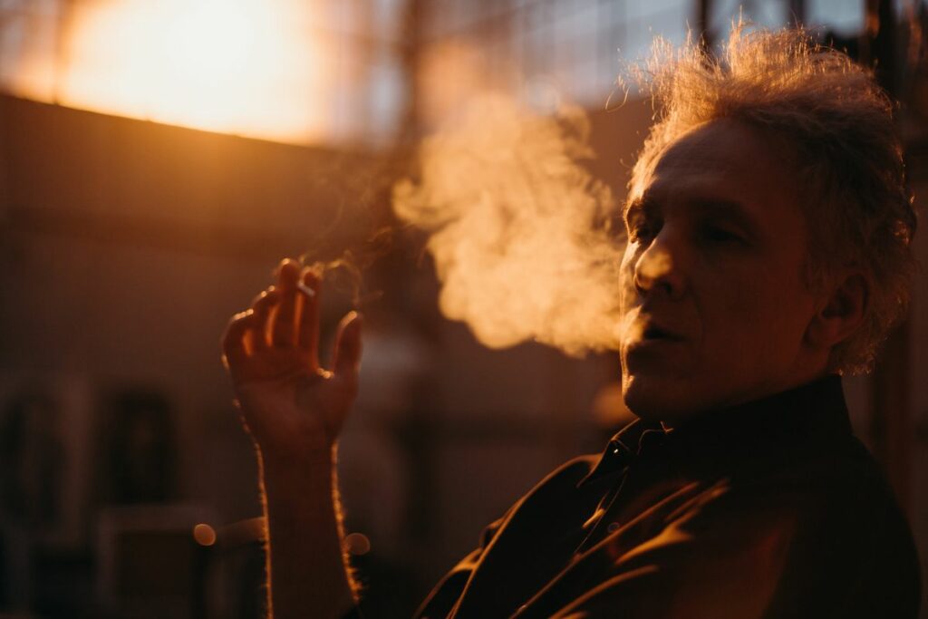 Imagen referencial de una persona fumando.