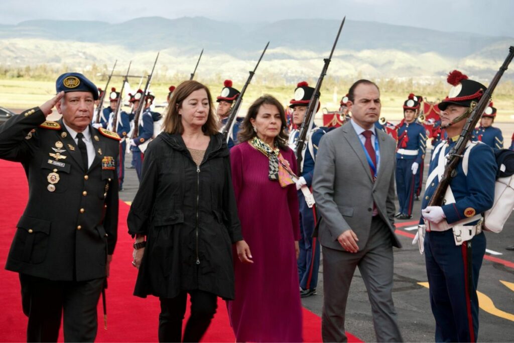 La presidenta del Congreso español, Francina Armengol, llegó este viernes a Ecuador para participar mañana, sábado, en la ceremonia de investidura de un nuevo mandato de Daniel Noboa.