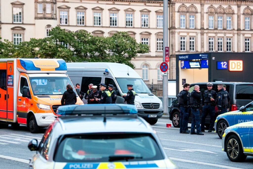 Ambulancia y policía estacionadas frente a la estación central de Hamburgo, Alemania, el 23 de mayo de 2025, tras un ataque con arma blanca en la estación que dejó varias personas heridas.