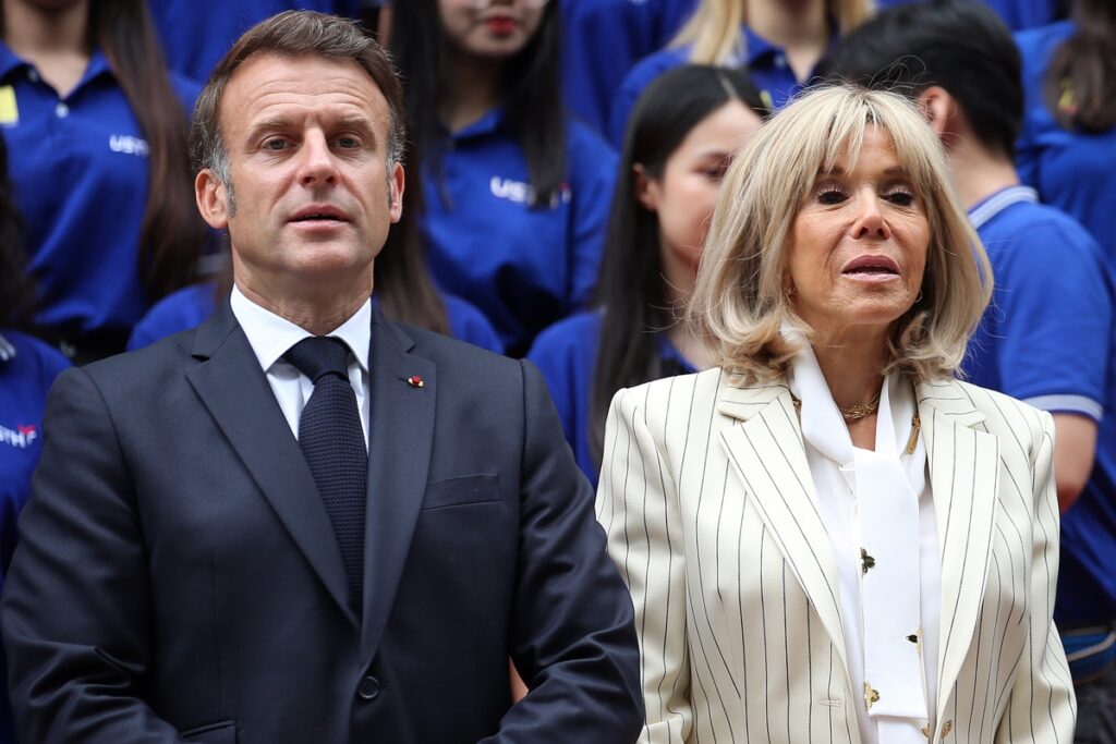 El presidente francés, Emmanuel Macron (izq.), y su esposa, Brigitte Macron (der.), en Hanoi, Vietnam.
