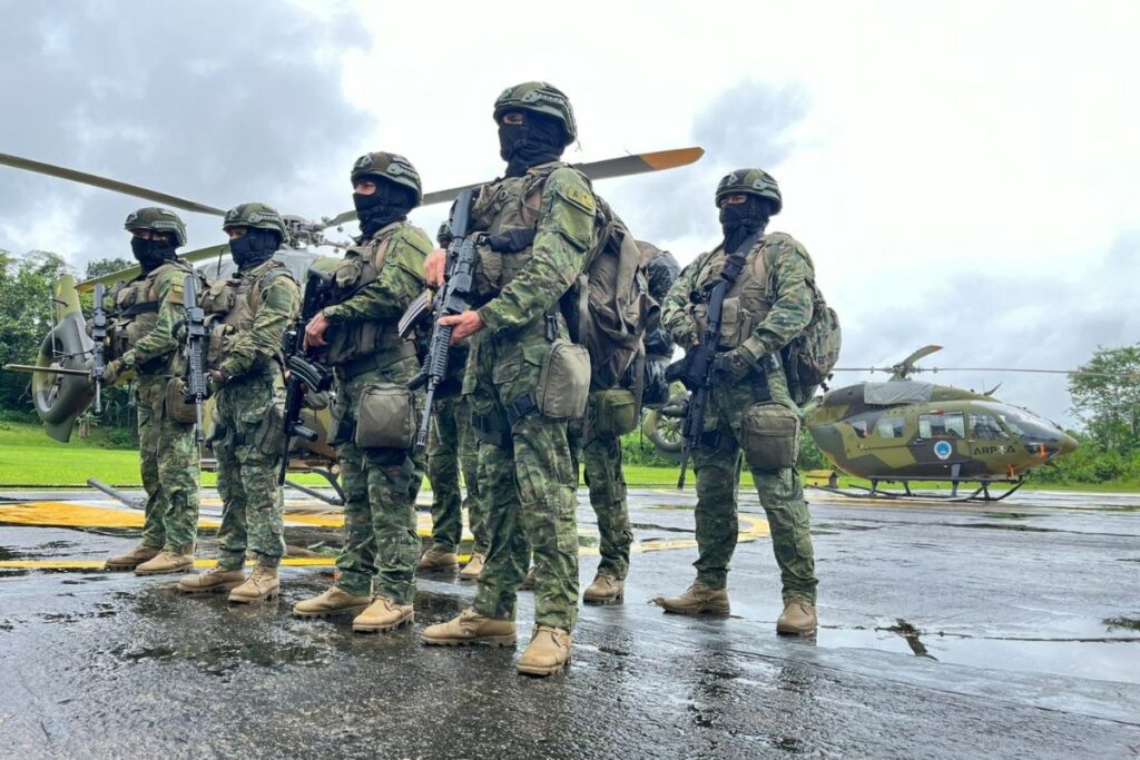 Militares de la Brigada de Selva N.º 19 Napo refuerzan los patrullajes en la frontera norte, en el marco de una estrategia del Ejército para fortalecer el control y la seguridad en la zona.