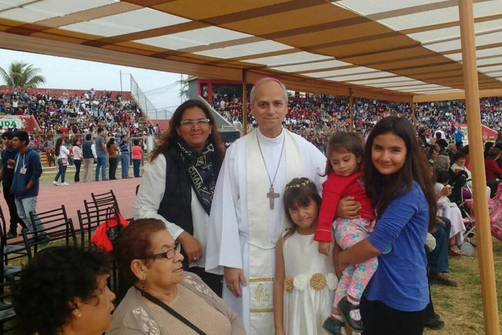 Foto sin fecha exacta tomada en el 2018 y cedida por la familia Milagros Villanueva Reyes donde posan algunos de sus integrantes junto al entonces obispo Robert Prevost, en Chiclayo (Perú).