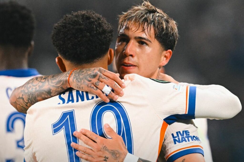 Enzo Fernández y Jadon Sancho celebrando un gol con el Chelsea en Conference League.