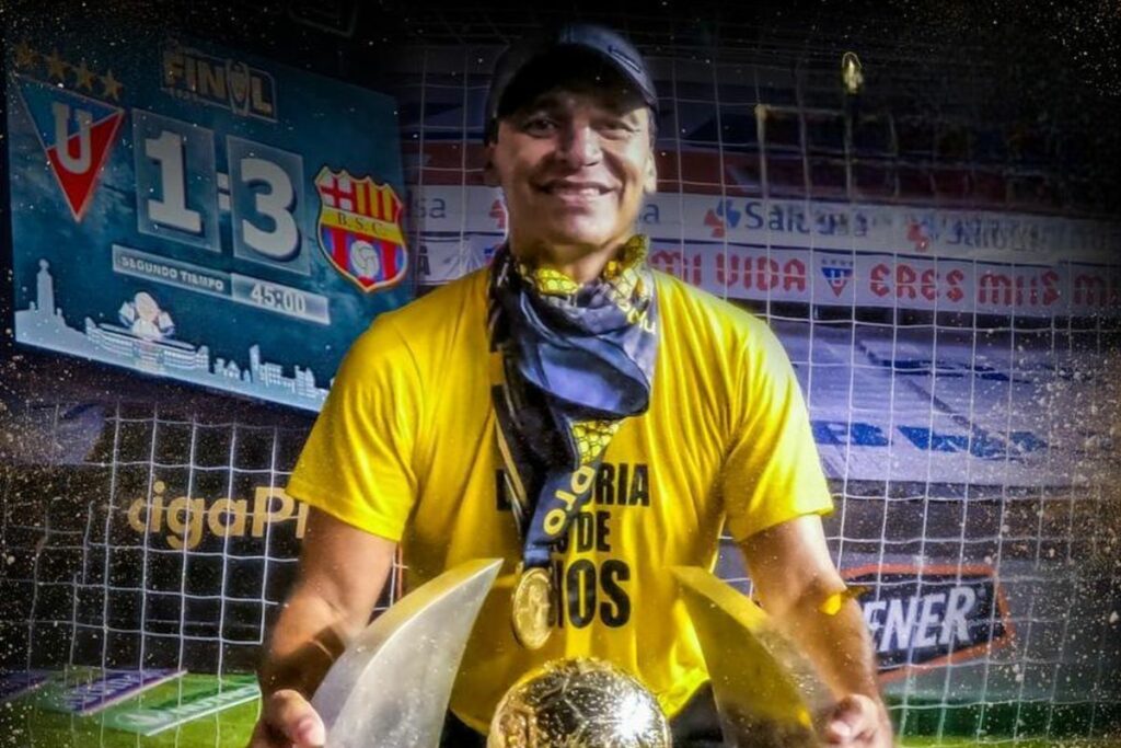 Fabián Bustos con el título que ganó con Barcelona SC.