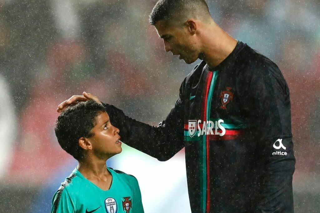Cristiano Ronaldo y su hijo durante un partido de la Selección de Portugal.