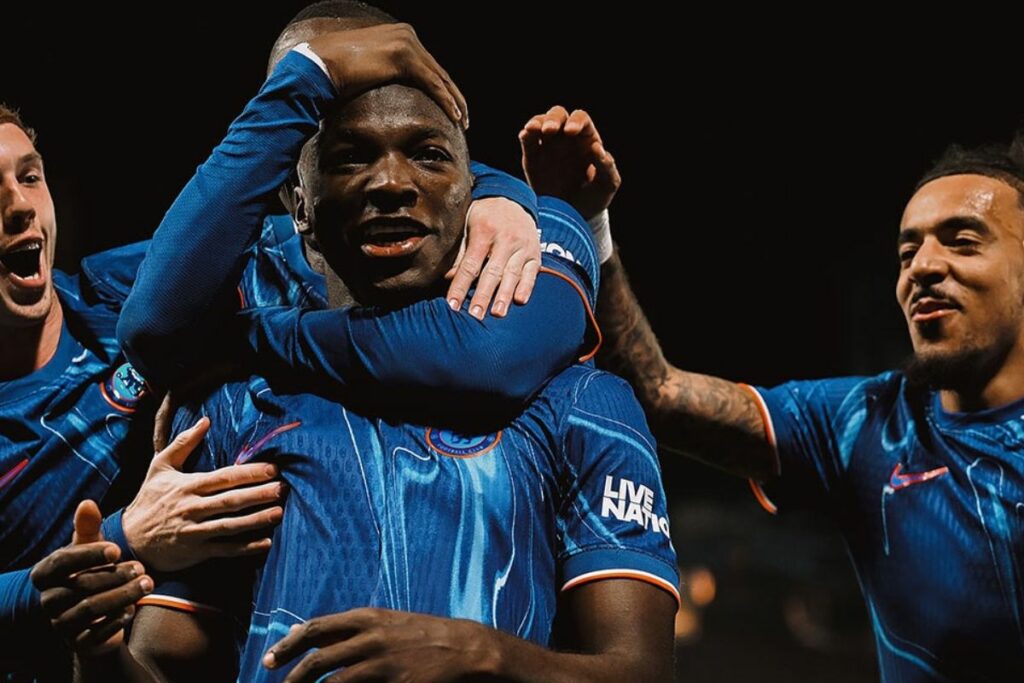 Moisés Caicedo celebrando con su compañeros del Chelsea.