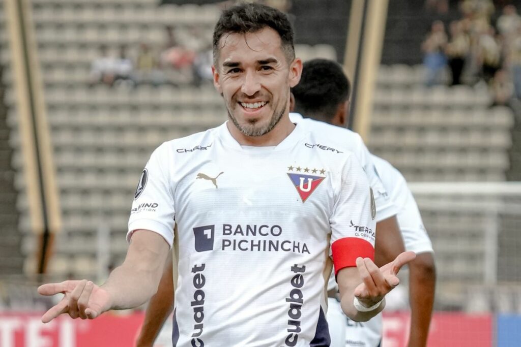 Lisandro Alzugaray celebrando un gol con Liga de Quito en la Copa Libertadores.