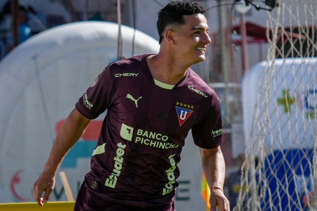 Alexander Alvarado en un partido con Liga de Quito.
