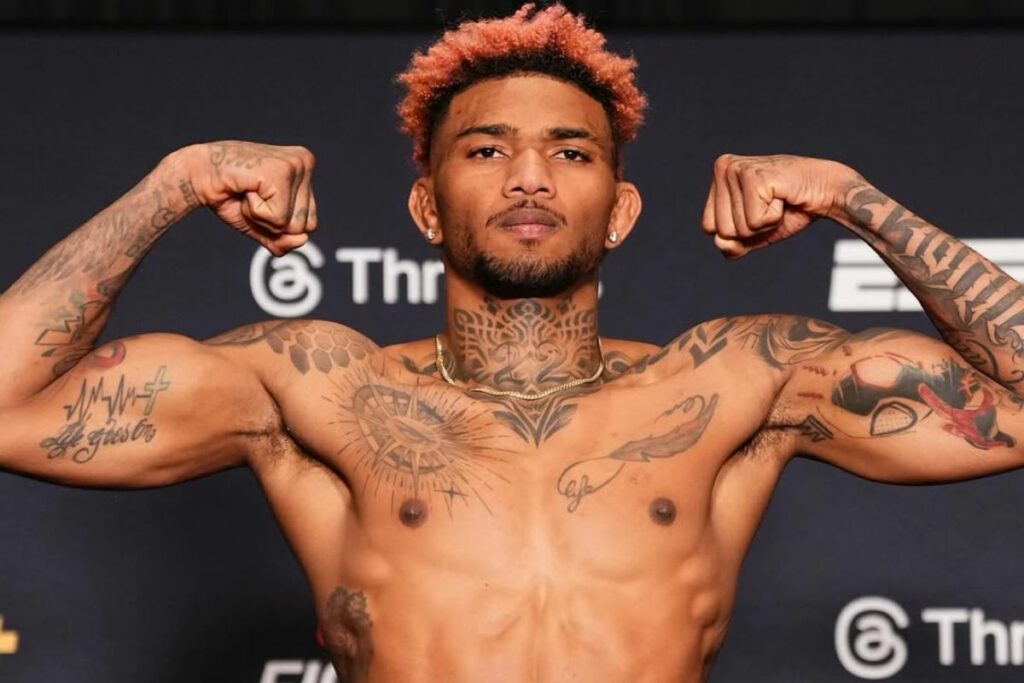 Michael Morales en el pesaje antes de su pelea contra Gilbert Burns.