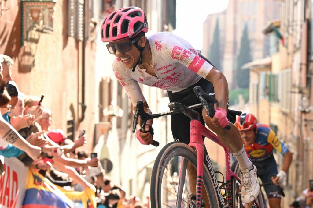 Richard Carapaz ascendió a la cuarta posición del Giro de Italia 2025.