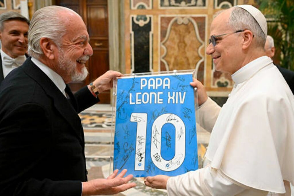 Aurelio De Laurentiis, presidente del Napoli, junto con el papa León XIV.