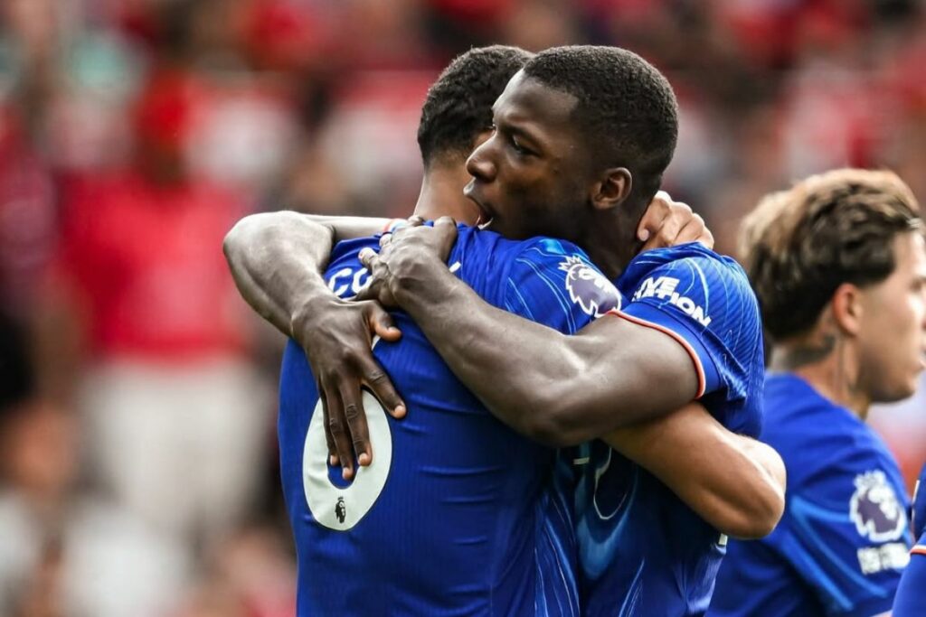 Moisés Caicedo (d) abrazando un compañero del Chelsea.