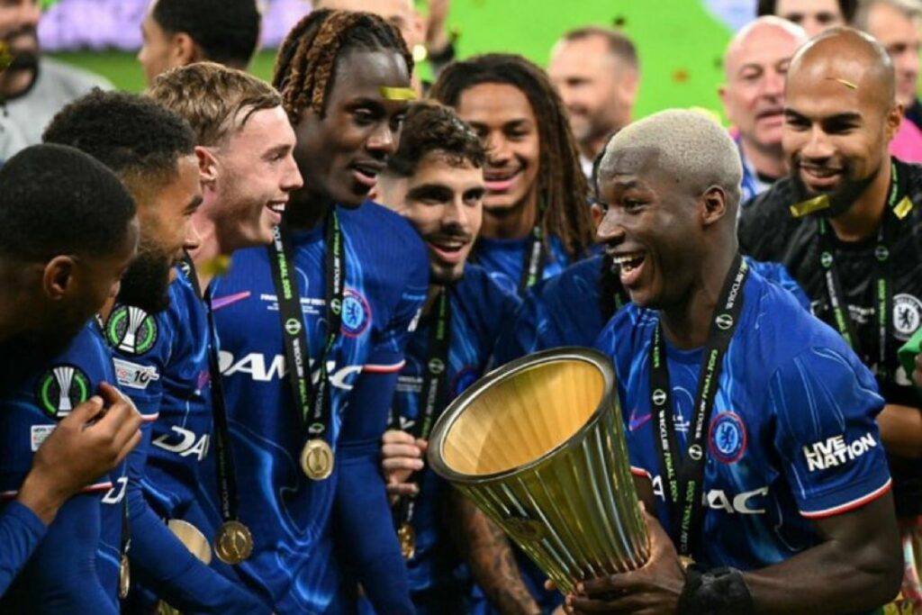 Moisés Caicedo levantando la Conference League y celebrando con sus compañeros del Chelsea.