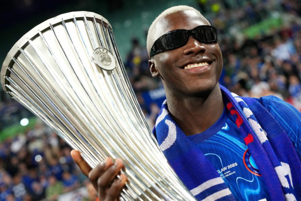 Moisés Caicedo con el título de la Uefa Conference League que ganó con el Chelsea.