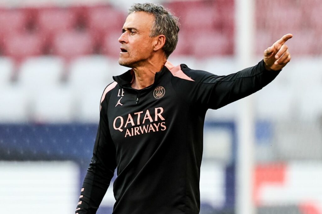 Luis Enrique dirigiendo un entrenamiento previo a la final de la Champions League.