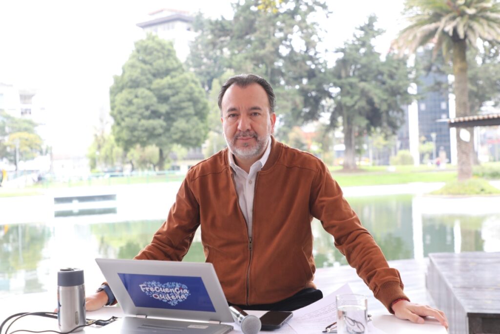 Pabel Muñoz pidió la renuncia de los administradores zonales durante la transmisión de Frecuencia Quiteña.
