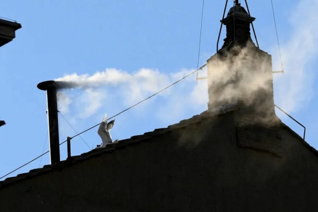 El humo blanco sale de la chimenea de la Capilla Sixtina, donde se celebra el cónclave para la elección del nuevo papa, en la Ciudad del Vaticano. Foto: EFE