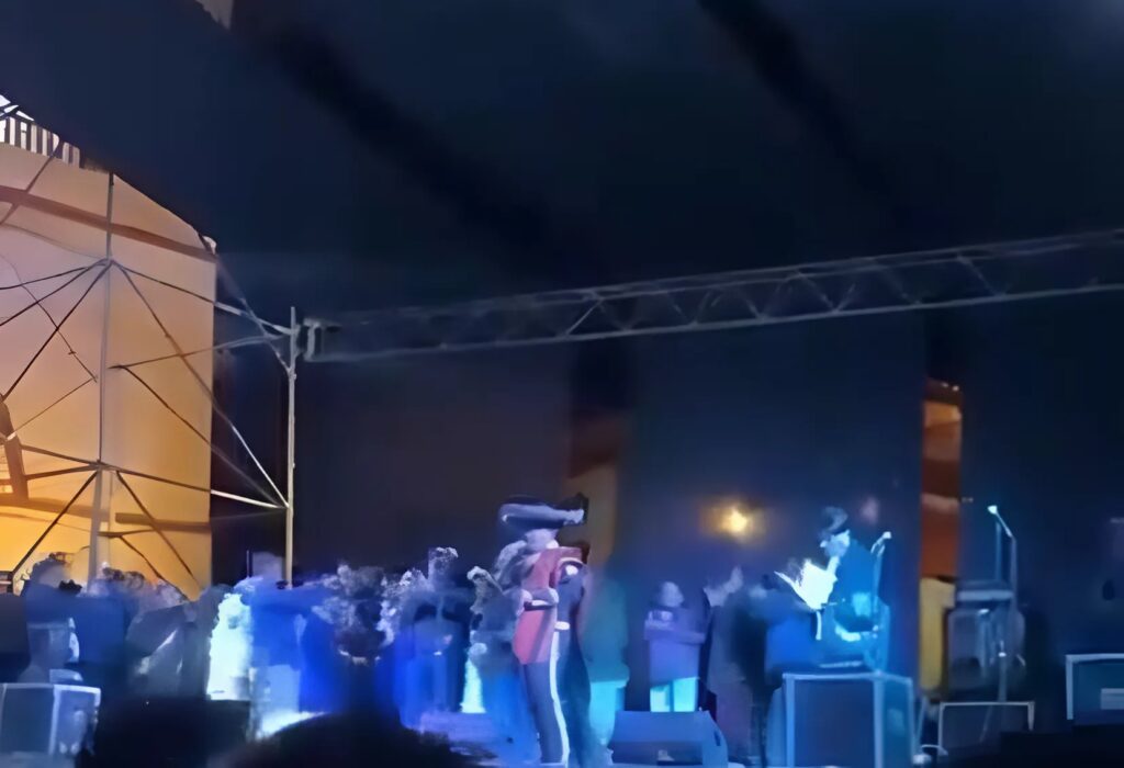Imágenes de la caída del escenario en Perú.
