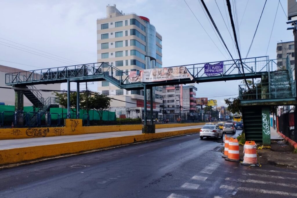 La Epmmop retirará el puente peatonal.