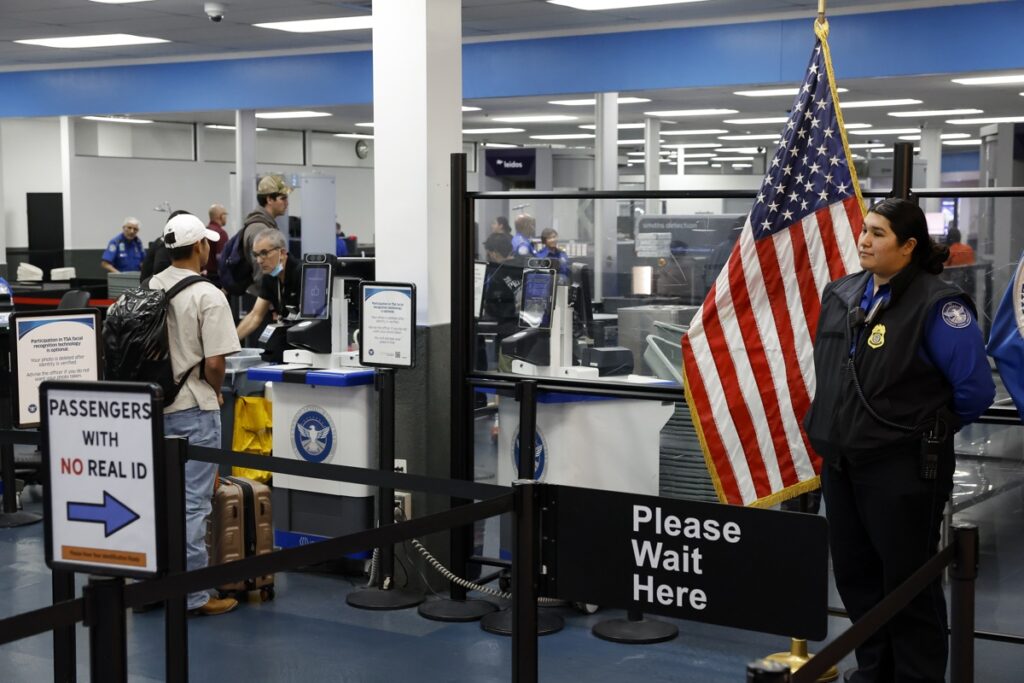 Un empleado de la Administración de Seguridad del Transporte espera en un puesto de control de seguridad en el Aeropuerto Hollywood Burbank en Burbank.