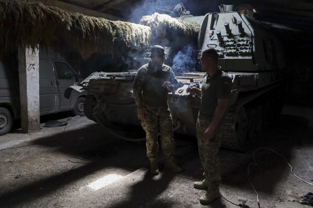 Una fotografía proporcionada por el servicio de prensa de la 65ª Brigada Mecanizada Separada de las Fuerzas Terrestres de Ucrania muestra a militares de la brigada reparando un obús Msta-S.