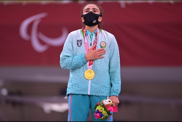 Shahana Hajiyeva, judoka que ganó el oro en los Juegos Paralímpicos de Tokio 2020+1, con su medalla.