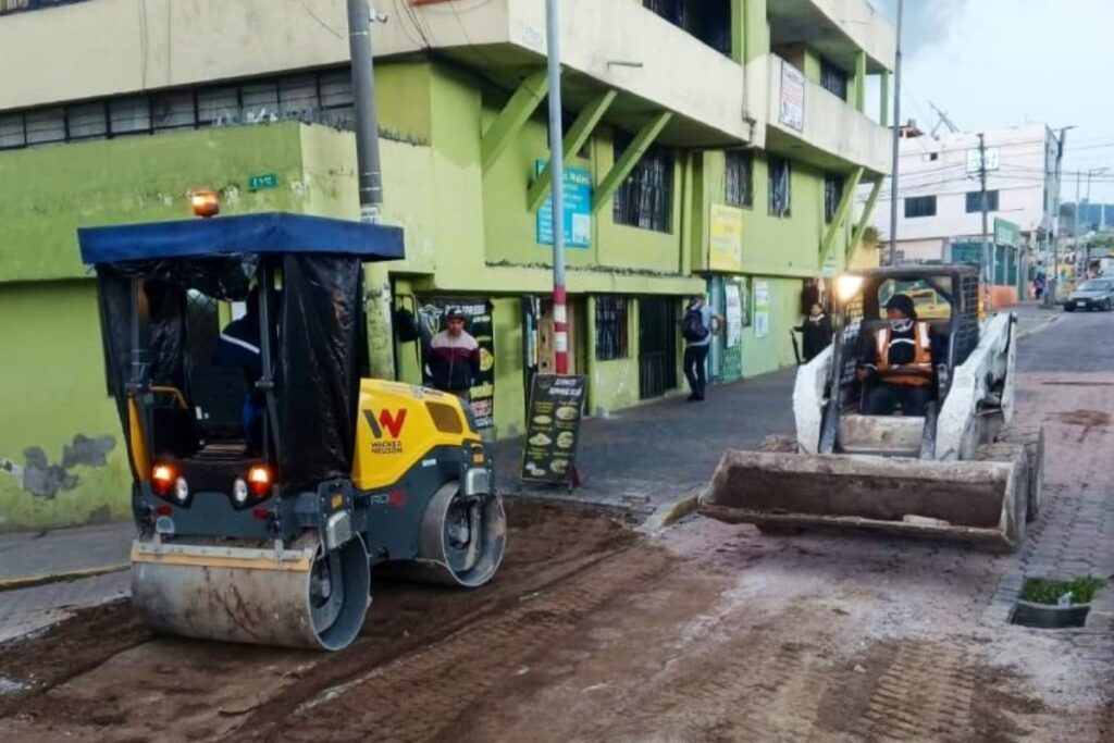 El Municipio de Quito realiza trabajos de soterramientos de cables en la ciudad.