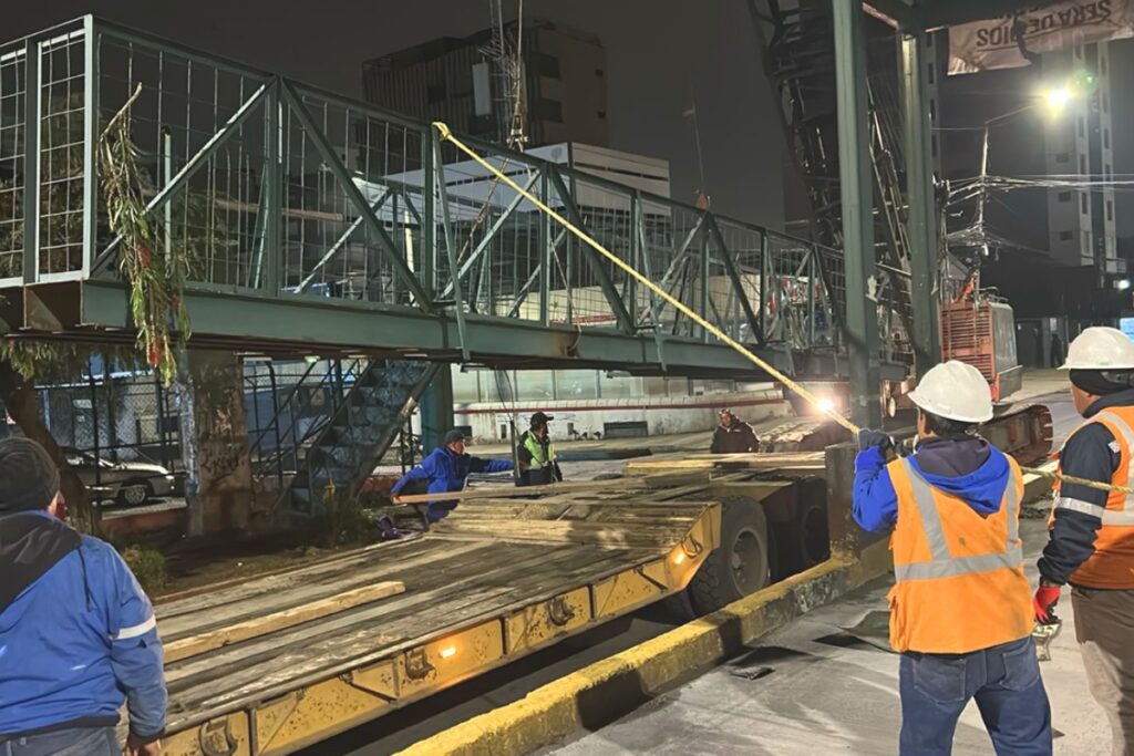 El puente peatonal de la 6 de Diciembre fue derrocado.