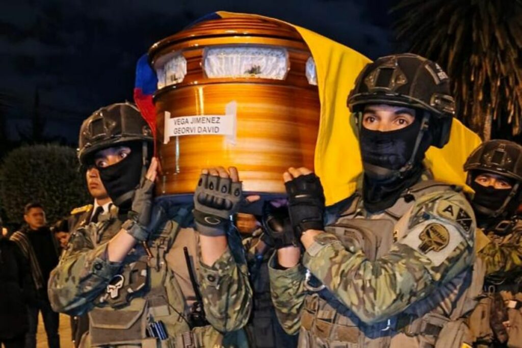 Los féretros de los soldados asesinados en Orellana fueron recibidos en Quito.