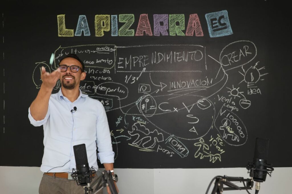 Andrés Zurita, director ejecutivo de la AEI, llega a La Pizarra EC para explicarnos por qué la innovación no es solo una opción, sino el camino correcto para el emprendimiento.