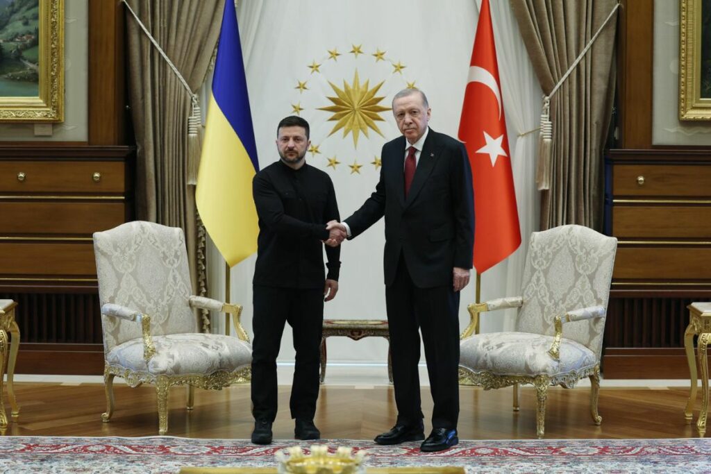 Una fotografía proporcionada por la Oficina de Prensa Presidencial de Turquía muestra al presidente ucraniano Volodymyr Zelensky (izq.) y al presidente turco Recep Tayyip Erdogan.