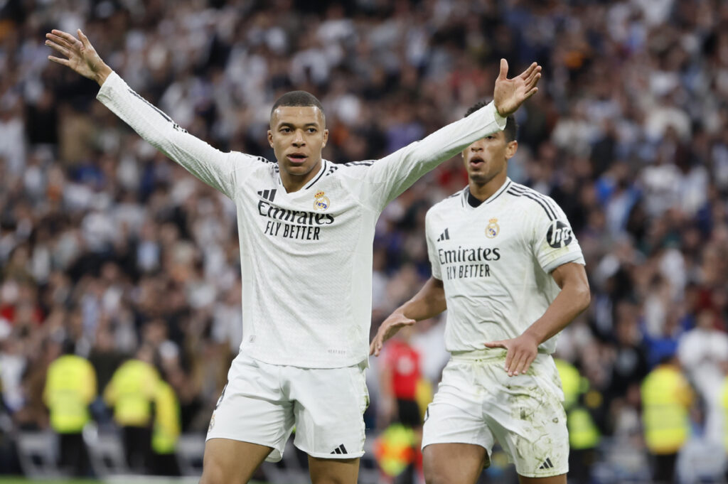 Kylian Mbappé (izq.) celebra uno de los goles del Real Madrid junto a Jude Bellingham.