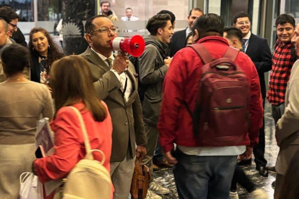 Diana Jácome (ADN) presentó una queja contra el asambleísta correísta, Ronald González (RC), por uso del megáfono en el hall principal de la Asamblea.
