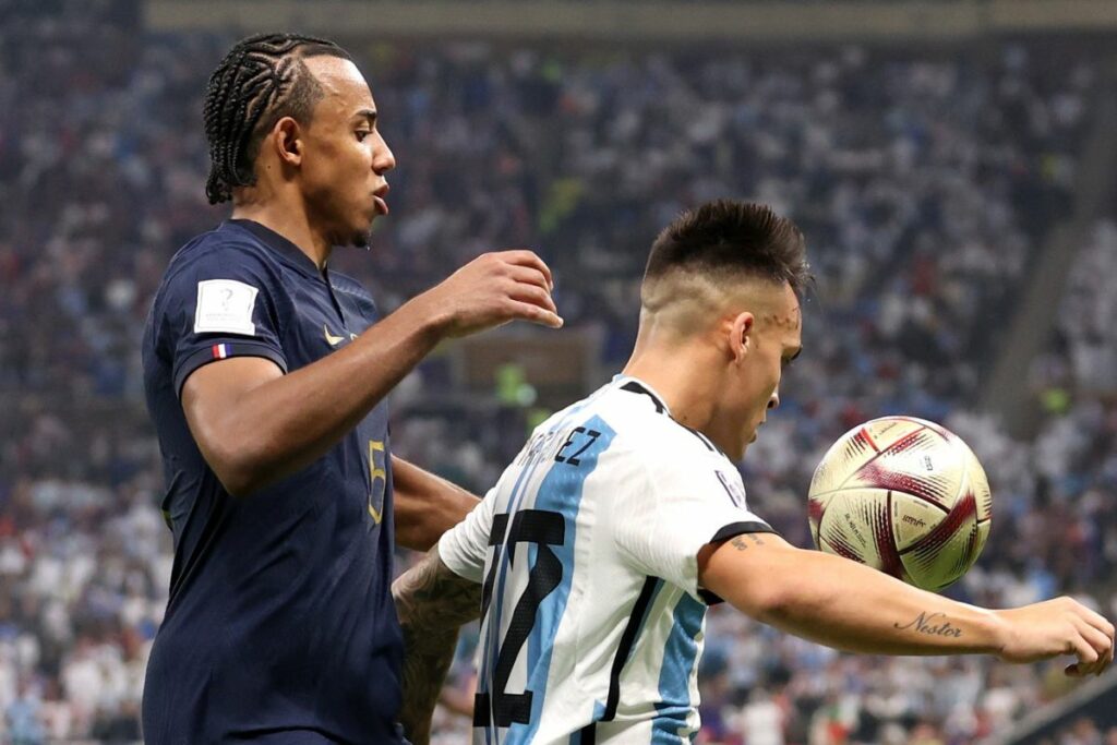 Jules Koundé (i) y Lautaro Martínez en la final del Mundial Catar 2022.