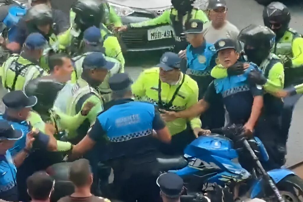 El altercado entre los agentes quedó registrado en videos