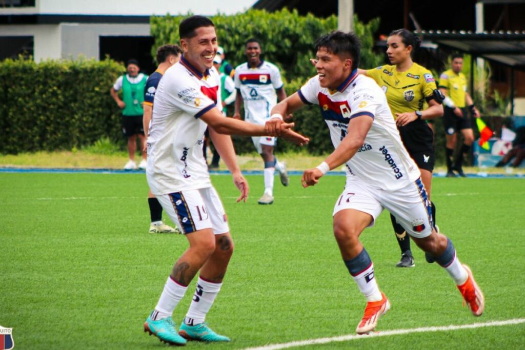 Jugadores del Deportivo Quito celebrando un gol en la Segunda Categoría de Pichincha 2025.