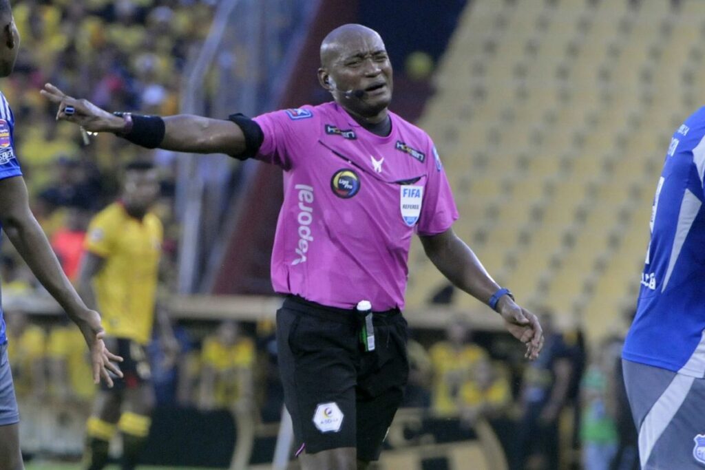 Augusto Aragón durante una de las acciones del Clásico del Astillero jugado en el Monumental el 18 de mayo de 2025.