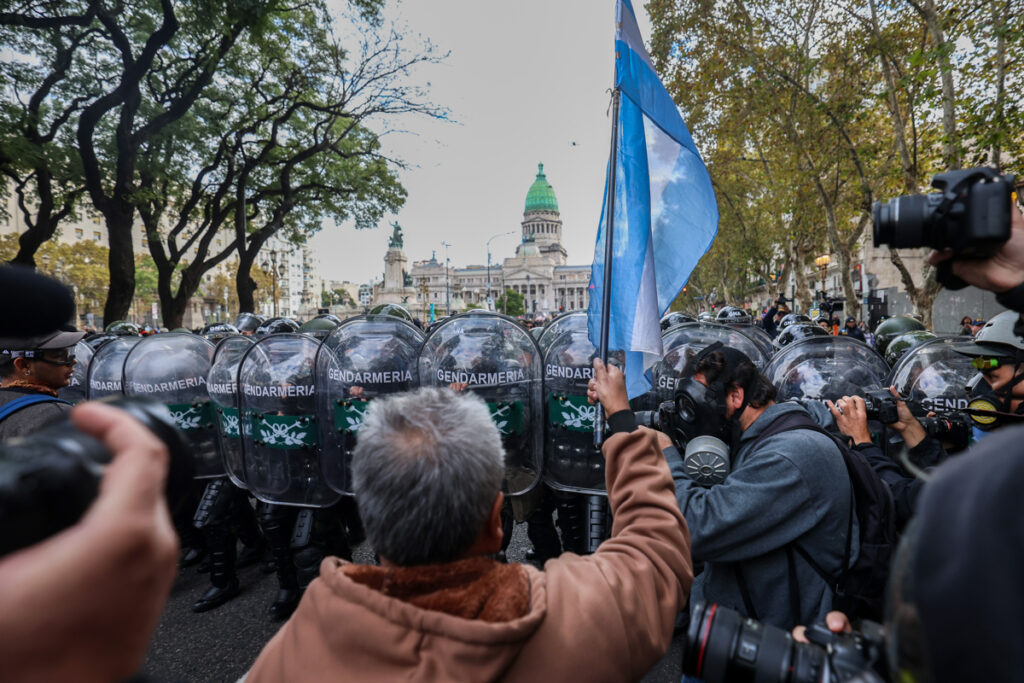 Integrantes de la Policía se enfrentan con manifestantes durante una marcha de jubilados este miércoles.